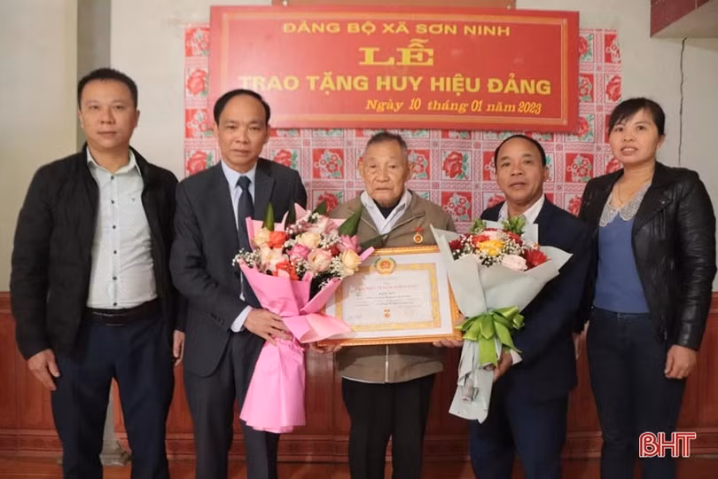 Trao Huy hiệu Đảng cho 135 đảng viên ở Hương Sơn