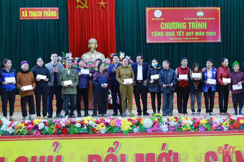 Chủ tịch Hội Người cao tuổi Việt Nam trao quà tết cho người dân Thạch Hà