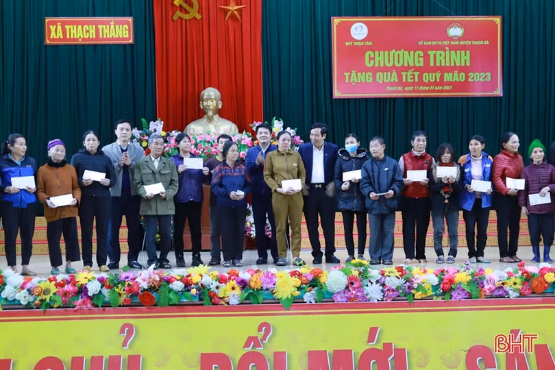 Chủ tịch Hội Người cao tuổi Việt Nam trao quà tết cho người dân Thạch Hà