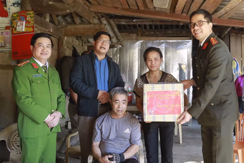 Giám đốc Công an Hà Tĩnh tặng quà tết các gia đình khó khăn ở Hương Khê