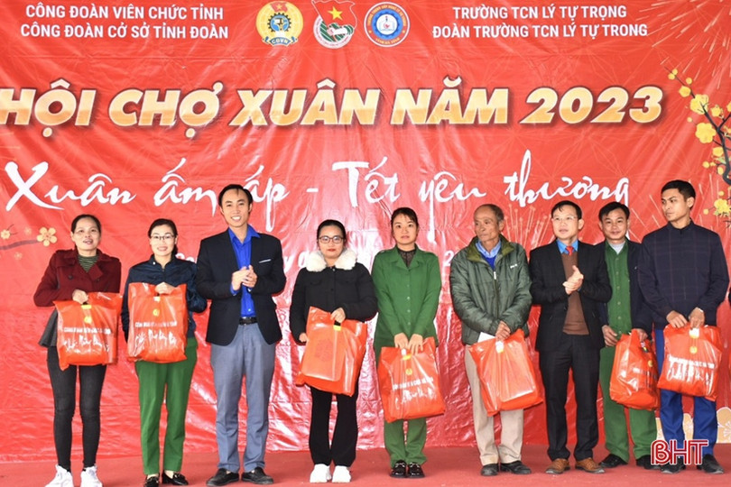 Mang tết yêu thương đến với học sinh nghèo, trẻ em mồ côi 