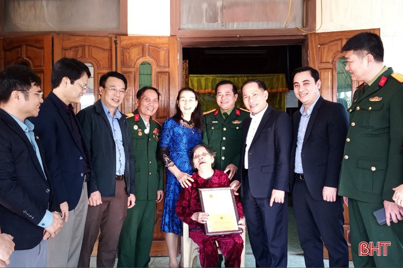 Lãnh đạo Đoàn ĐBQH Hà Tĩnh tặng quà gia đình chính sách, người cao tuổi ở TX Hồng Lĩnh