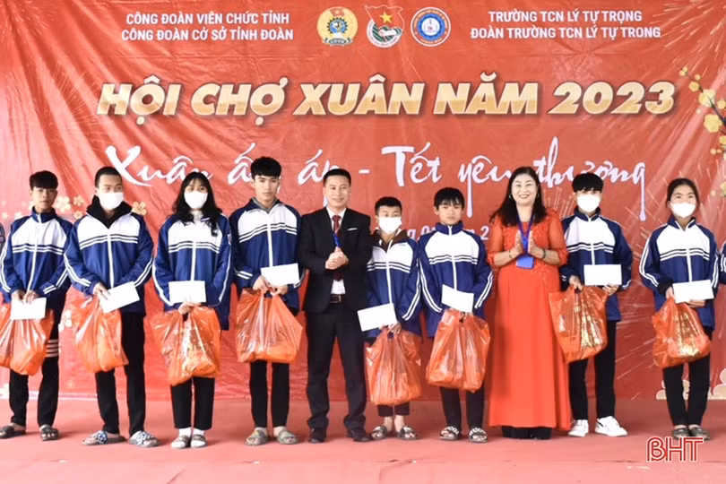Mang tết yêu thương đến với học sinh nghèo, trẻ em mồ côi 