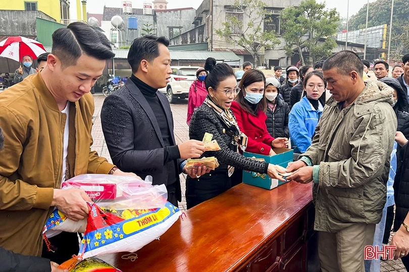 Trao 1.124 suất quà tết cho người nghèo Đức Thọ