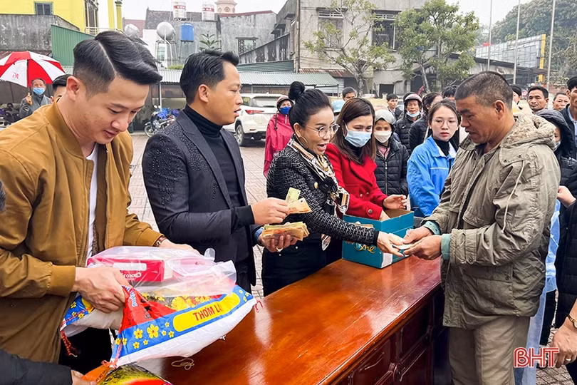 Trao 1.124 suất quà tết cho người nghèo Đức Thọ