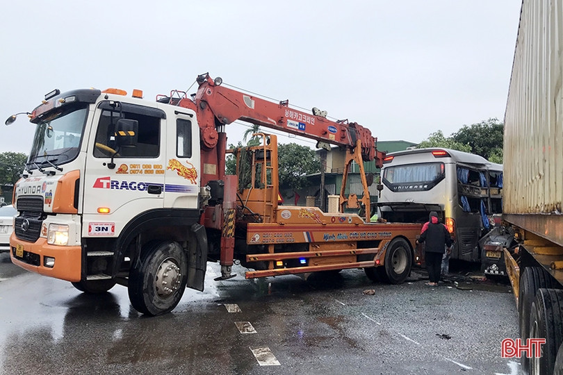 Hà Tĩnh: Xe khách đâm vào cửa hàng vật tư nông nghiệp sau va chạm với container