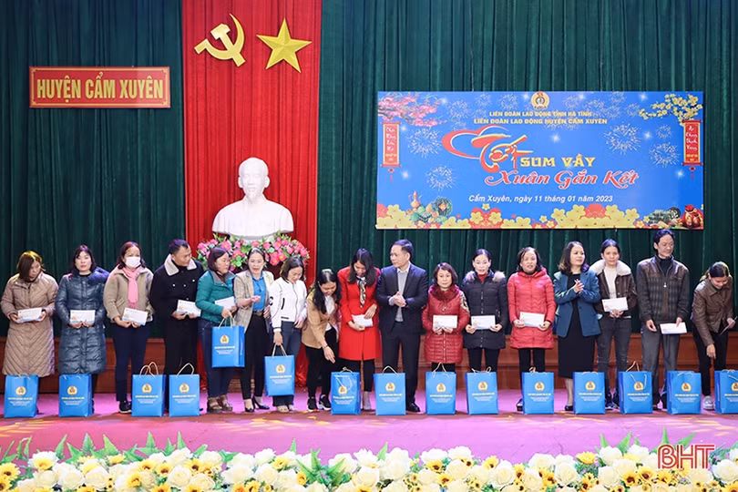 Nhiều phần quà đến với người nghèo, người lao động khó khăn ở Hà Tĩnh