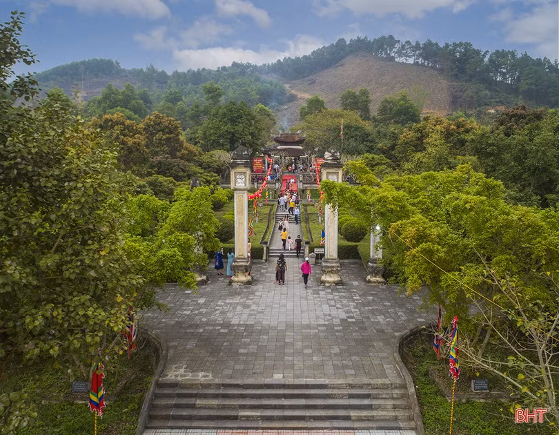 Thắm xanh một dải non Hồng