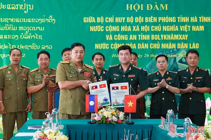 Chung tay dệt tình đoàn kết Việt - Lào