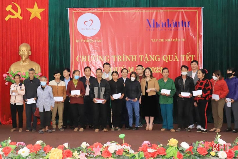 Hương Sơn: Nhiều phần quà tết đến với người nghèo, gia đình chính sách