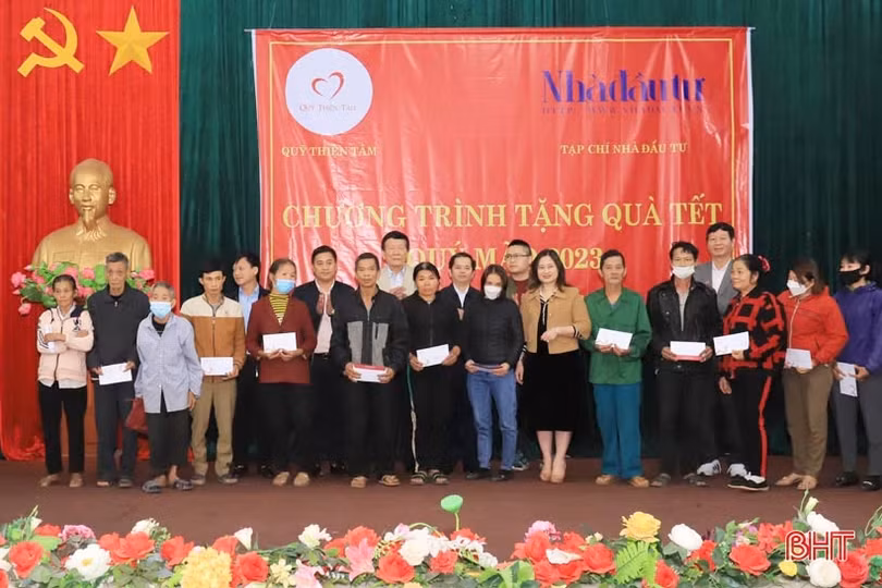 Hương Sơn: Nhiều phần quà tết đến với người nghèo, gia đình chính sách