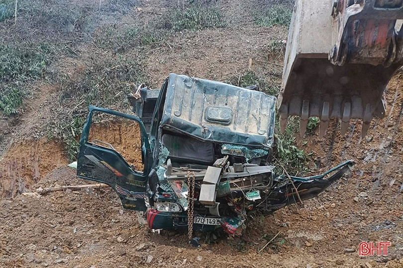 Lật xe chở keo trên rừng, người đàn ông bị thương nặng