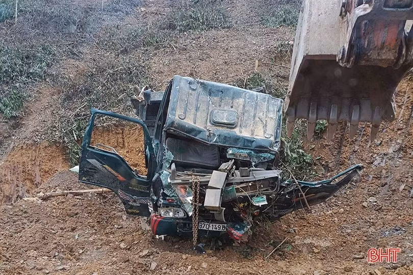 Lật xe chở keo trên rừng, người đàn ông bị thương nặng