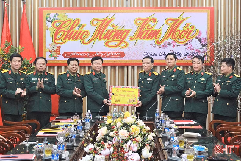 Bộ Tư lệnh Quân khu 4 chúc tết lực lượng vũ trang tỉnh Hà Tĩnh