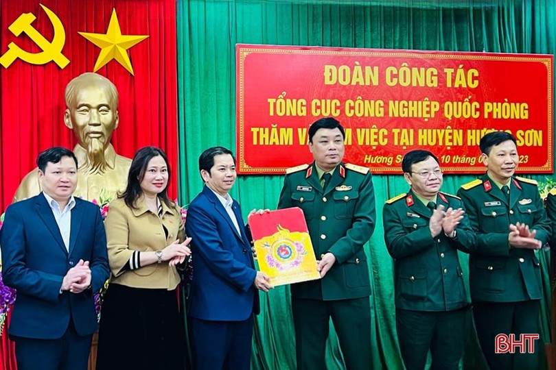 Hương Sơn: Nhiều phần quà tết đến với người nghèo, gia đình chính sách