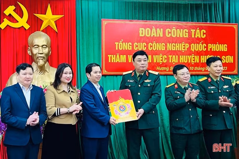 Hương Sơn: Nhiều phần quà tết đến với người nghèo, gia đình chính sách