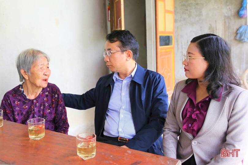 Chủ nhiệm UBKT Tỉnh ủy chúc tết các gia đình chính sách ở Thạch Hà