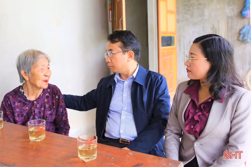 Chủ nhiệm UBKT Tỉnh ủy chúc tết các gia đình chính sách ở Thạch Hà