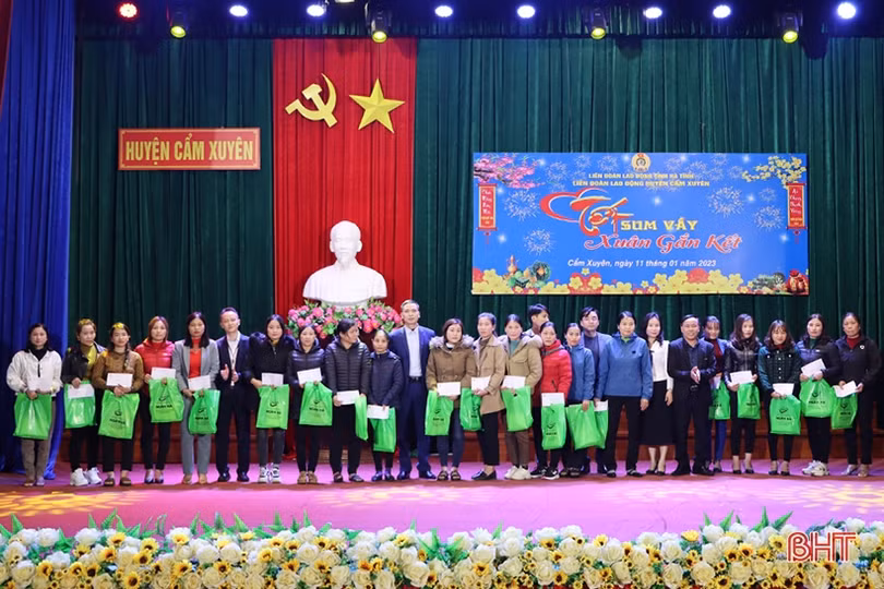 Nhiều phần quà đến với người nghèo, người lao động khó khăn ở Hà Tĩnh