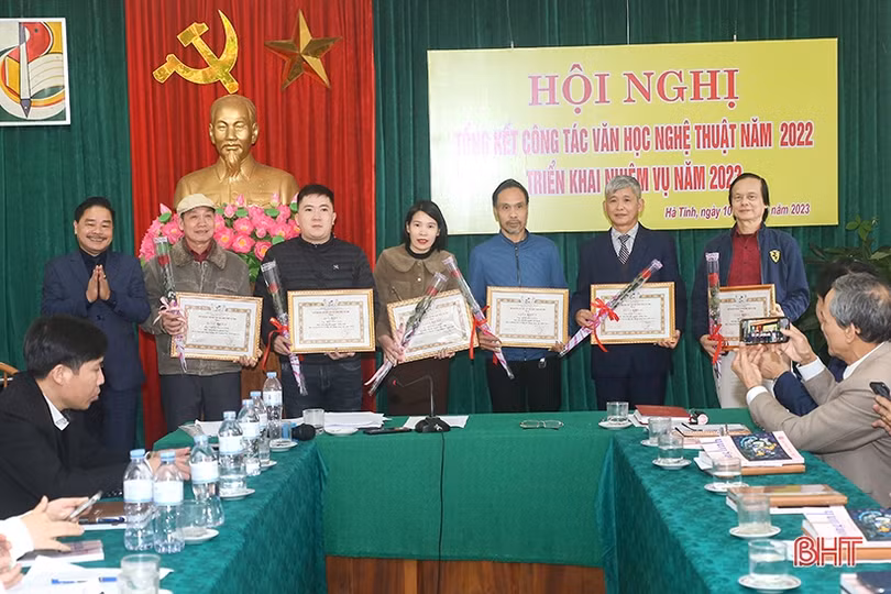 Đoàn kết, thống nhất, đóng góp tích cực vào sự phát triển văn học nghệ thuật 