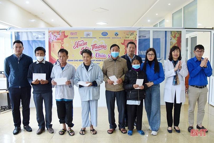“Xuân yêu thương - Tết chia sẻ” đến với bệnh nhân gặp hoàn cảnh khó khăn ở Hà Tĩnh