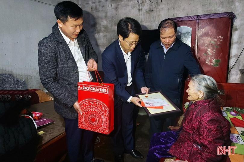 Lãnh đạo tỉnh thăm và chúc tết gia đình chính sách tại TX Kỳ Anh