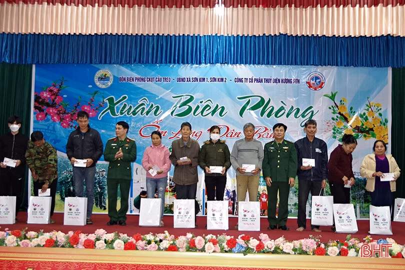 Chương trình “Xuân biên phòng, ấm lòng dân bản” trao tặng nhiều suất quà cho hộ nghèo Hương Sơn