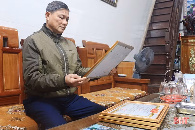 Bí thư chi bộ gương mẫu trong xây dựng tổ dân phố văn minh 