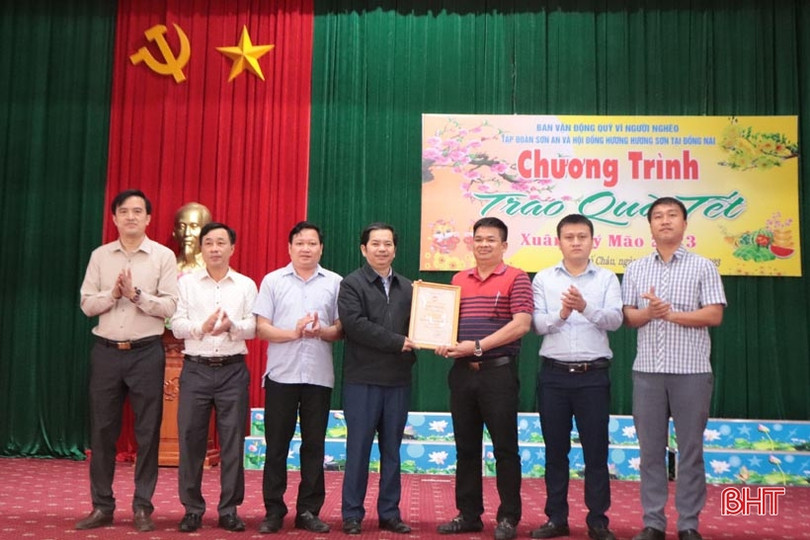 Hội Đồng hương Hương Sơn ở Đồng Nai tặng 100 suất quà cho người nghèo