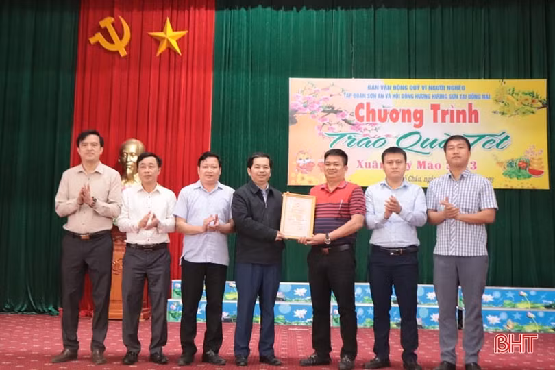 Hội Đồng hương Hương Sơn ở Đồng Nai tặng 100 suất quà cho người nghèo