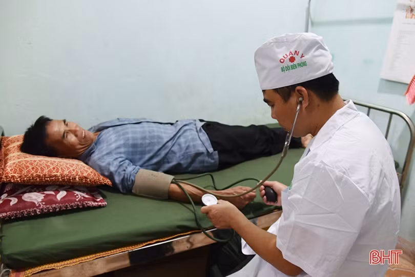 Chung tay dệt tình đoàn kết Việt - Lào