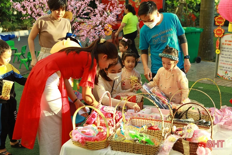 Học sinh mầm non Trí Đức trải nghiệm không gian tết xưa