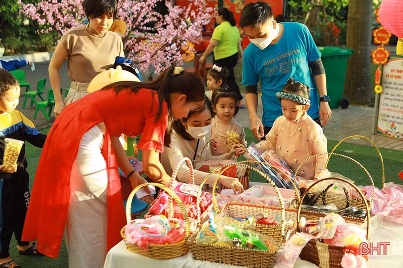 Học sinh mầm non Trí Đức trải nghiệm không gian tết xưa