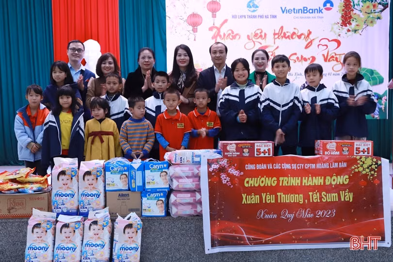 Mang tết yêu thương đến với học sinh nghèo, trẻ em mồ côi 