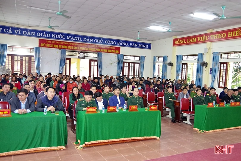 Chương trình “Xuân biên phòng, ấm lòng dân bản” trao tặng nhiều suất quà cho hộ nghèo Hương Sơn