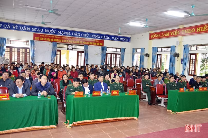 Chương trình “Xuân biên phòng, ấm lòng dân bản” trao tặng nhiều suất quà cho hộ nghèo Hương Sơn