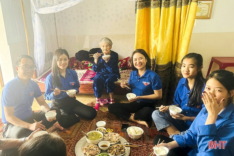 Ấm lòng các Mẹ Việt Nam Anh hùng ở Đức Thọ