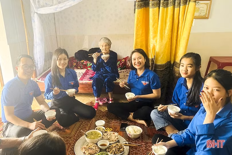 Ấm lòng các Mẹ Việt Nam Anh hùng ở Đức Thọ