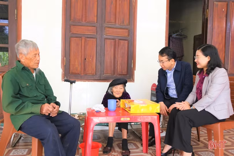 Chủ nhiệm UBKT Tỉnh ủy chúc tết các gia đình chính sách ở Thạch Hà