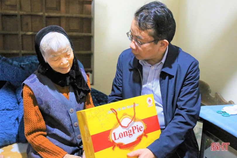 Chủ nhiệm UBKT Tỉnh ủy chúc tết các gia đình chính sách ở Thạch Hà