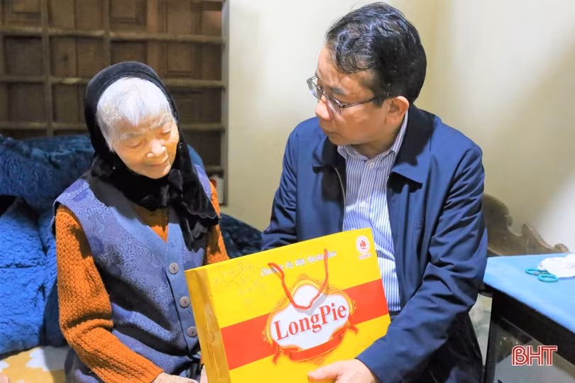 Chủ nhiệm UBKT Tỉnh ủy chúc tết các gia đình chính sách ở Thạch Hà