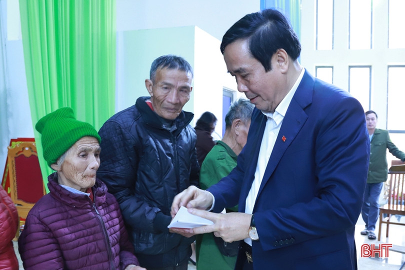 Chủ tịch Hội Người cao tuổi Việt Nam trao quà tết cho người dân Thạch Hà