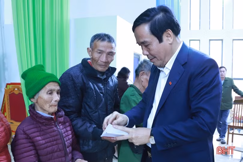 Chủ tịch Hội Người cao tuổi Việt Nam trao quà tết cho người dân Thạch Hà