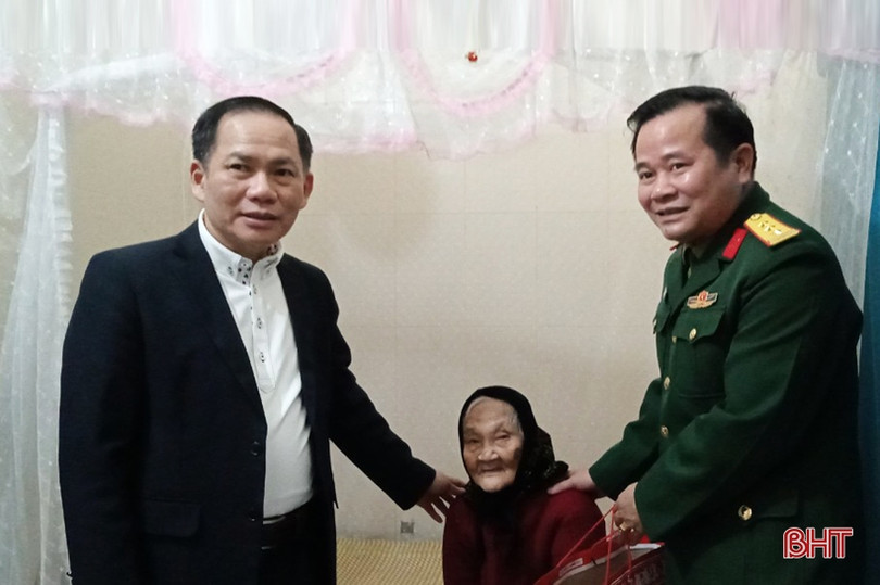 Lãnh đạo Đoàn ĐBQH Hà Tĩnh tặng quà gia đình chính sách, người cao tuổi ở TX Hồng Lĩnh