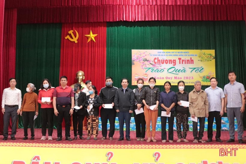 Hội Đồng hương Hương Sơn ở Đồng Nai tặng 100 suất quà cho người nghèo