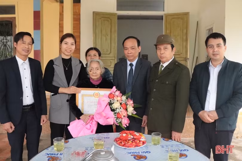 Trao Huy hiệu Đảng cho 135 đảng viên ở Hương Sơn