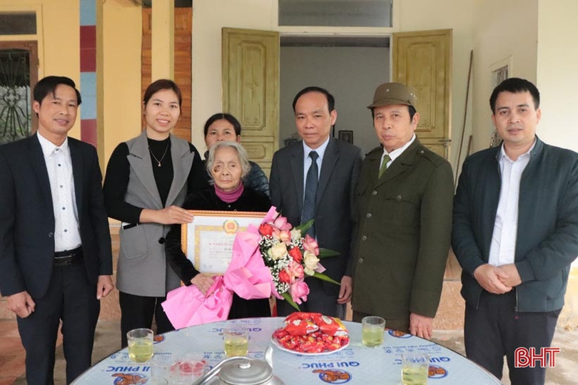 Trao Huy hiệu Đảng cho 135 đảng viên ở Hương Sơn