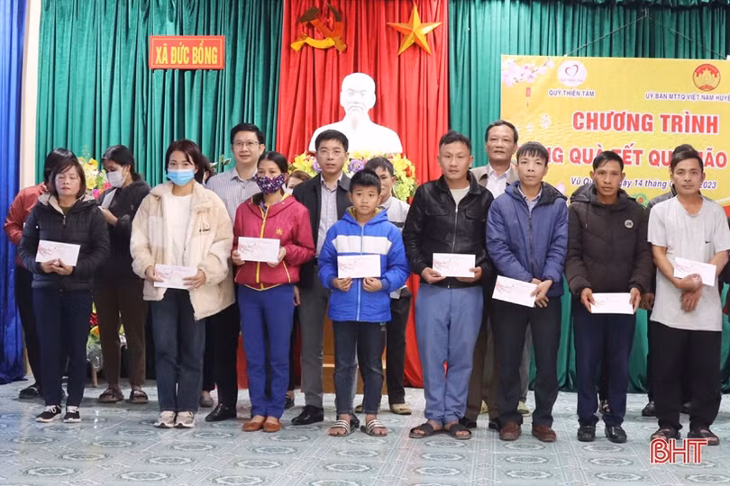 Chủ tịch Ủy ban MTTQ tỉnh trao quà cho các gia đình khó khăn ở Vũ Quang