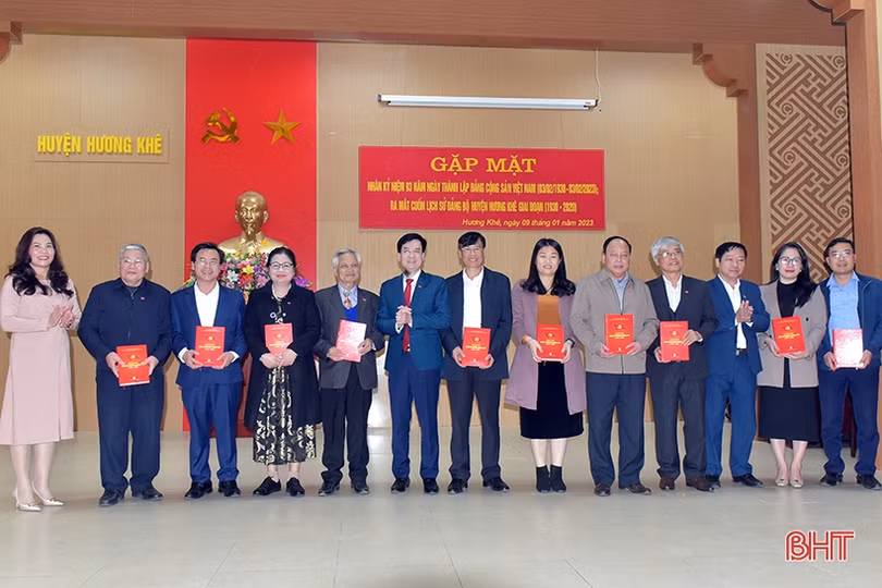 Hương Khê ra mắt cuốn sách Lịch sử Đảng bộ huyện giai đoạn 1930 - 2020