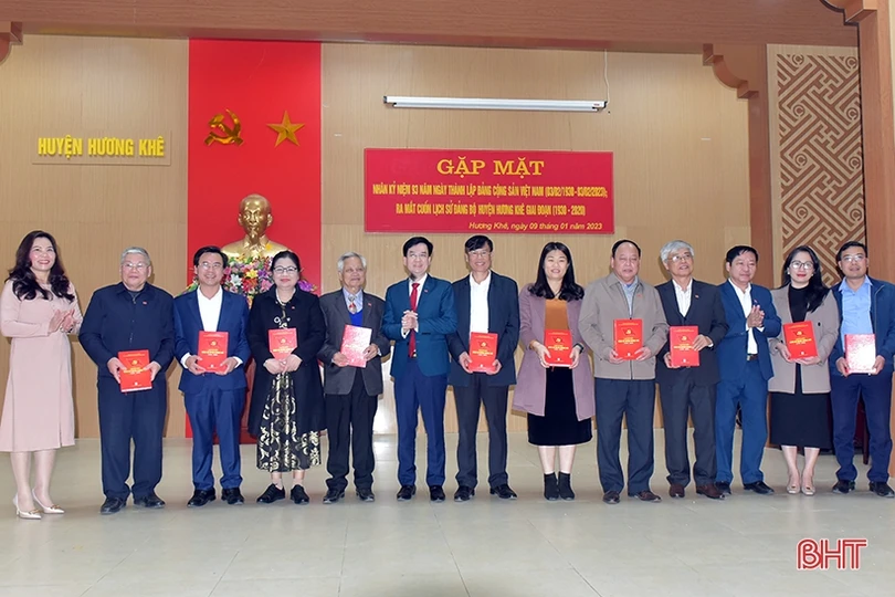 Hương Khê ra mắt cuốn sách Lịch sử Đảng bộ huyện giai đoạn 1930 - 2020